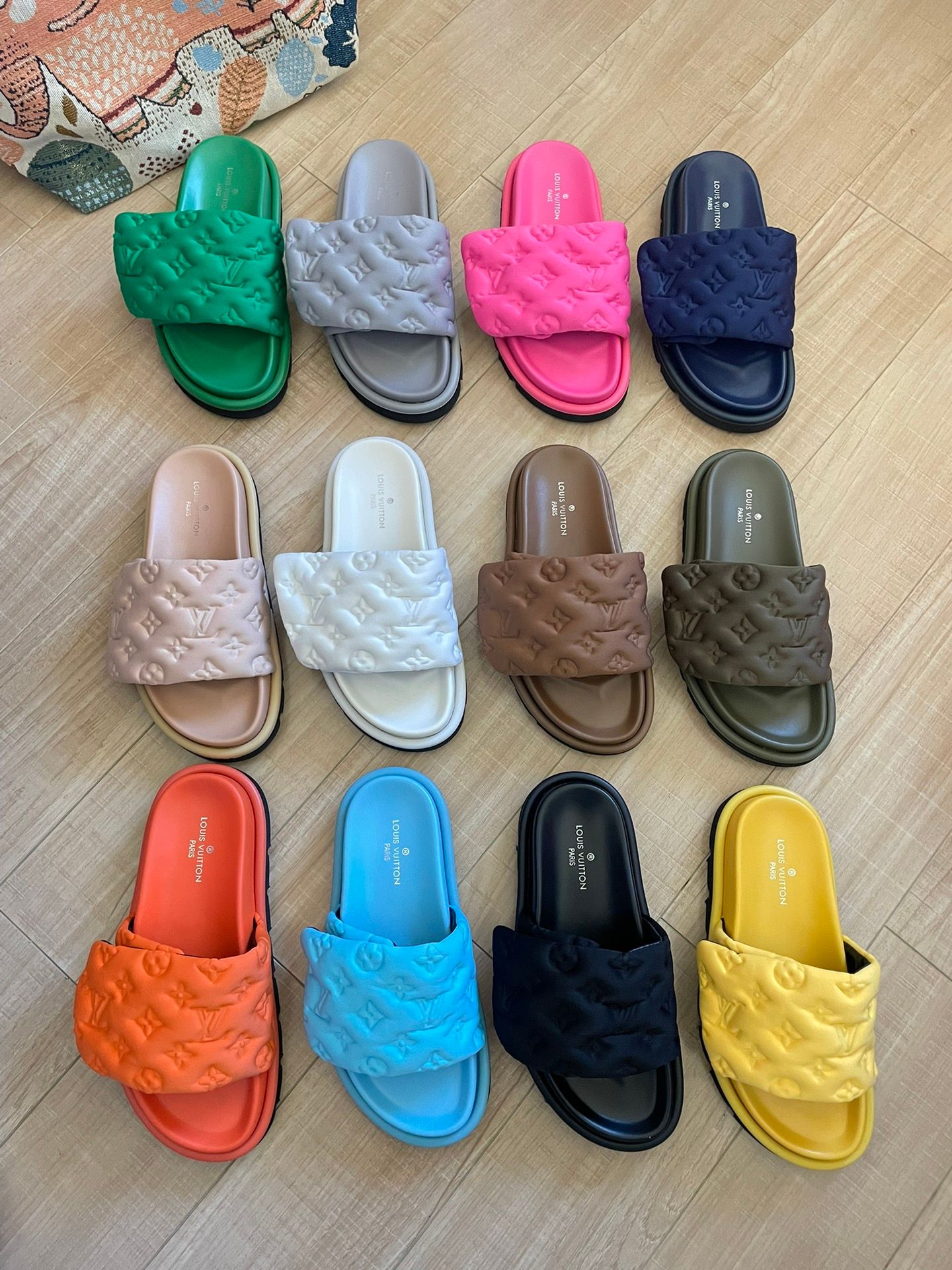 Louis Vuitton Pillow Flat Comfort Sandal Strap Platform Slide Sandals For Women Thick Non Slip Sole Casual Beach Vacation Summer Slippers Multiple colors - 1 of 8