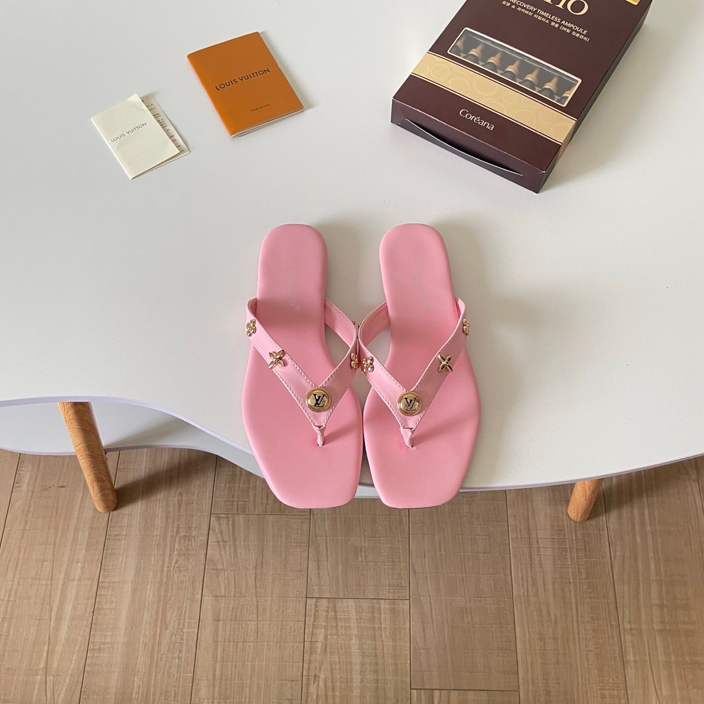 Louis Vuitton Gaia Toe Flip Flops For Women Four Leaf Clover Decor Thin Strap Solid Color Non Slip Flat Slide Sandals Casual Beach Vacation Slippers Multiple colors - 7 of 8